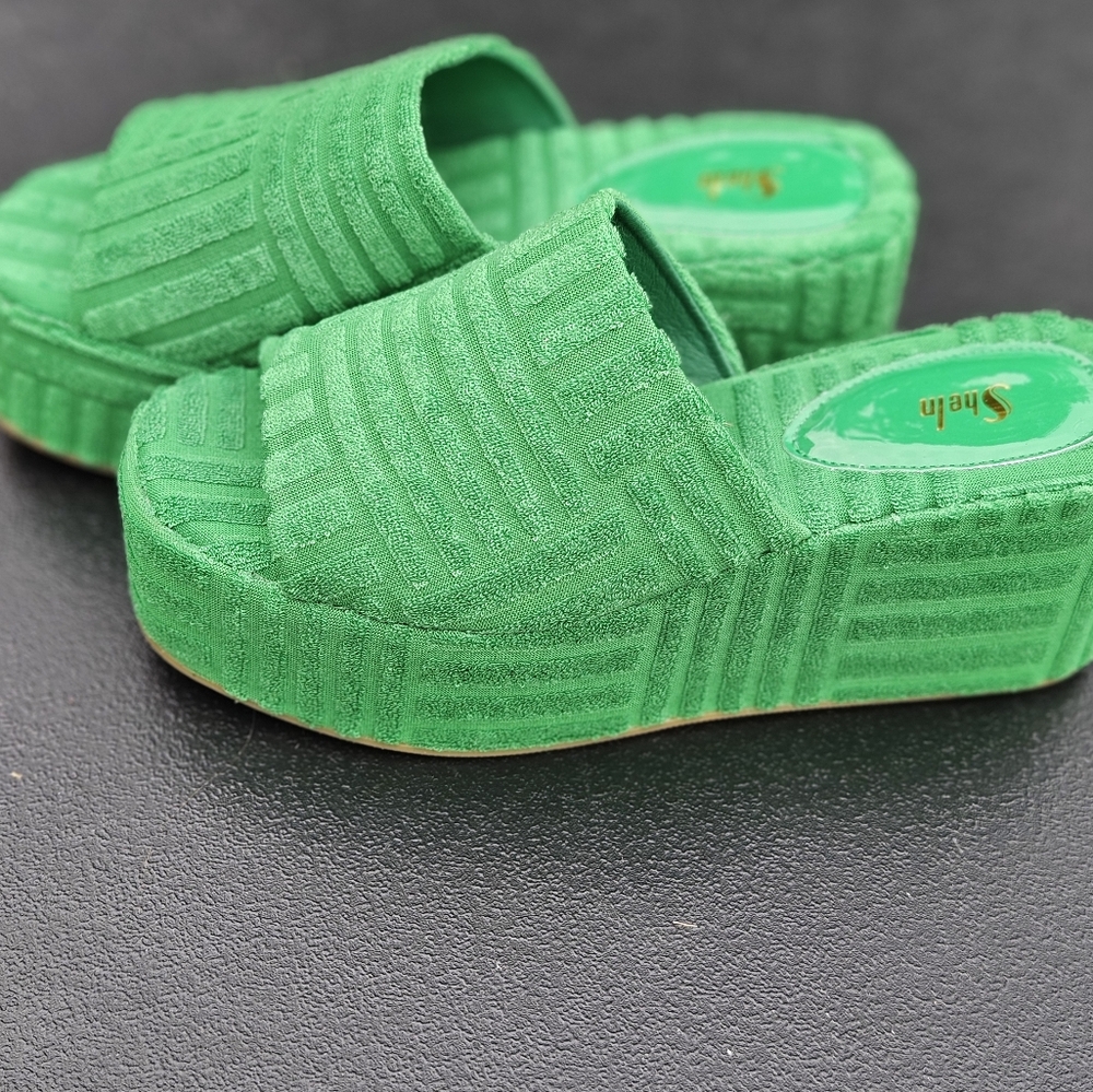 Green Platform Sandal. Size 8 *New*